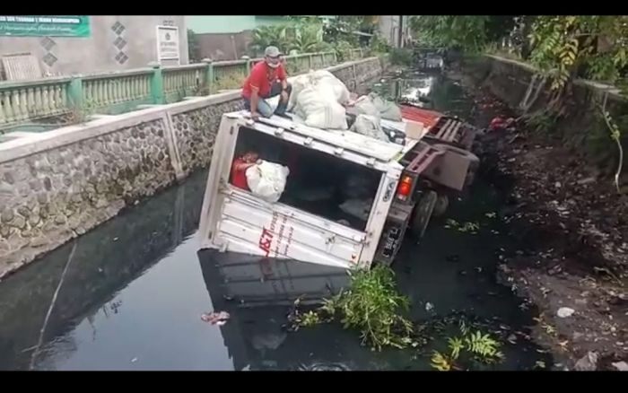 Truk J&T Masuk Sungai di Jalan Raya Trosobo, Bagaimana Nasib Paket para Pelanggan?