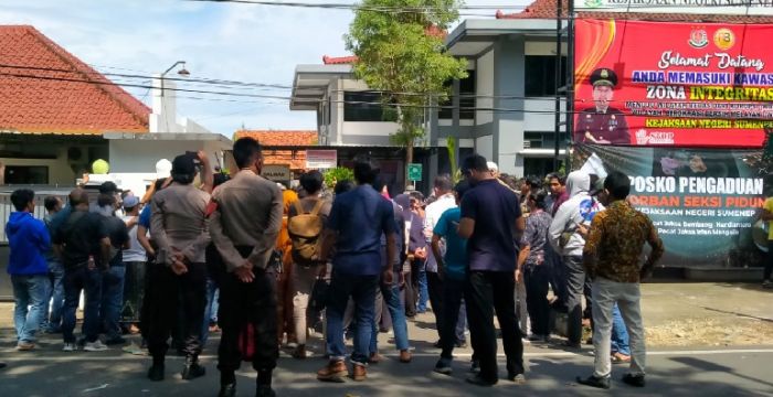 Kejari Sumenep Didemo Puluhan Orang, Berikut Tuntutan Aksinya Kejari Sumenep Didemo Puluhan Orang, Berikut Tuntutan Aksinya