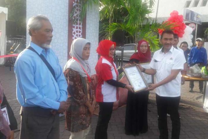 Enam UMKM Mitra Binaan Semen Indonesia Kantongi Sertifikat Halal Enam UMKM Mitra Binaan Semen Indonesia Kantongi Sertifikat Halal