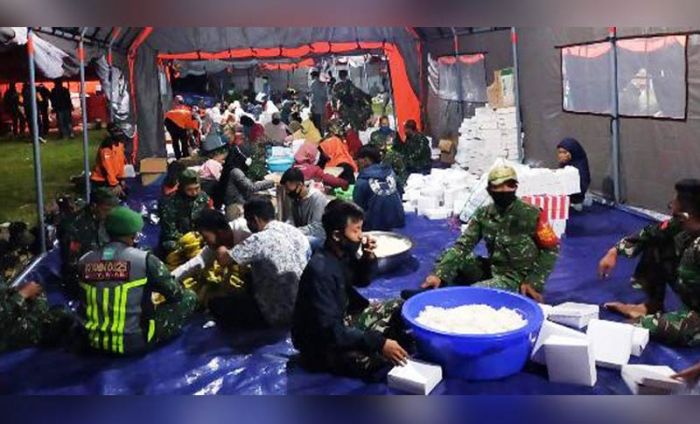 Personel Bekangdam/V Brawijaya Bantu Dapur Umum untuk Keperluan Ponpes Darussalam Blokagung Personel Bekangdam/V Brawijaya Bantu Dapur Umum untuk Keperluan Ponpes Darussalam Blokagung