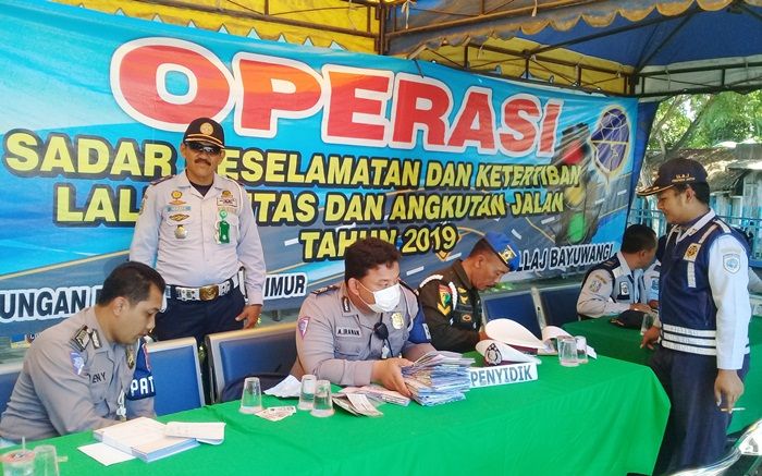 Tekan Angka Pelanggaran, Petugas Gabungan di Banyuwangi Gelar Razia Tekan Angka Pelanggaran, Petugas Gabungan di Banyuwangi Gelar Razia