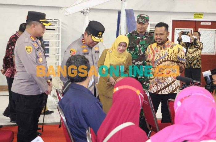 Kapolda Jatim Bersama Bupati Gresik Tinjau Gebyar Vaksinasi Booster Kapolda Jatim Bersama Bupati Gresik Tinjau Gebyar Vaksinasi Booster