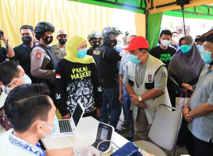 Tinjau Vaksinasi Pedagang di Pasar Baru Tuban, Khofifah: Meski Sudah Divaksin Tetap Pakai Masker Tinjau Vaksinasi Pedagang di Pasar Baru Tuban, Khofifah: Meski Sudah Divaksin Tetap Pakai Masker