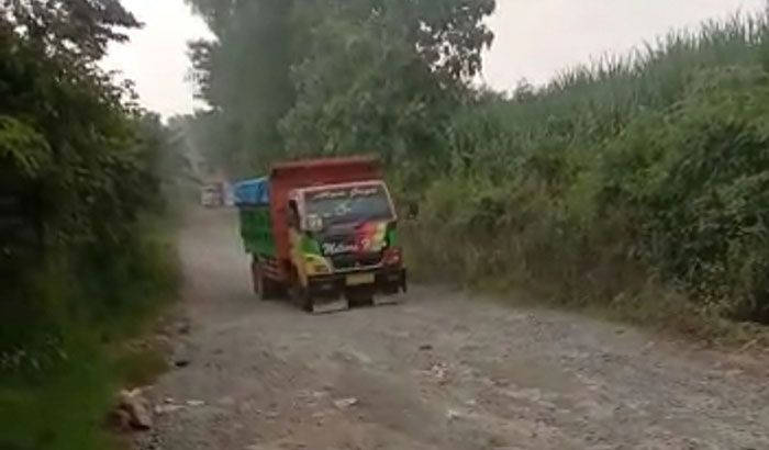 Ketua Komisi III DPRD Gresik Beberkan Kerusakan Jalan Akibat Truk Galian C di Wilayah Selatan Ketua Komisi III DPRD Gresik Beberkan Kerusakan Jalan Akibat Truk Galian C di Wilayah Selatan