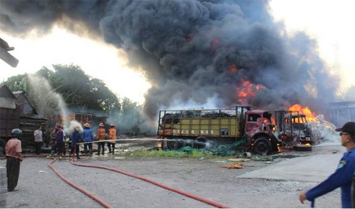 Kebakaran Melalap Gudang Karton di Sidoarjo, 4 Truk Ikut Hangus