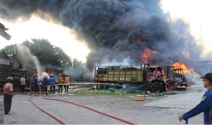 Kebakaran Melalap Gudang Karton di Sidoarjo, 4 Truk Ikut Hangus Kebakaran Melalap Gudang Karton di Sidoarjo, 4 Truk Ikut Hangus