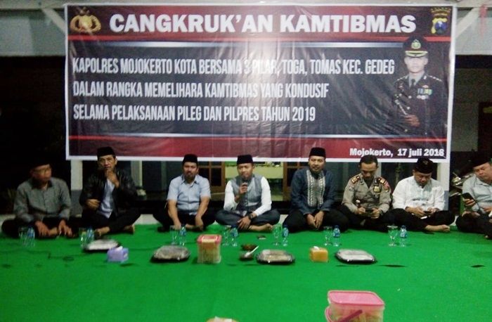 Kapolres Mojokerto Gelar Cangkrukan Kamtibmas di Gedeg