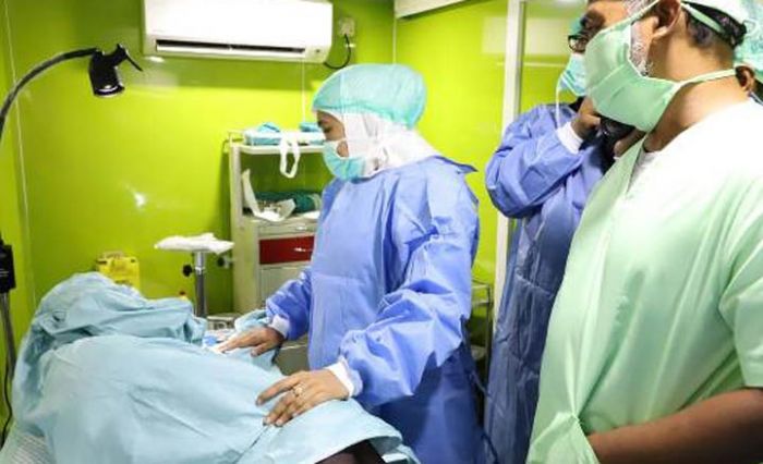 Tanya Kendala Pelayanan, Gubernur Khofifah Tinjau Ruang Operasi RS Terapung di Pulau Kangean Tanya Kendala Pelayanan, Gubernur Khofifah Tinjau Ruang Operasi RS Terapung di Pulau Kangean
