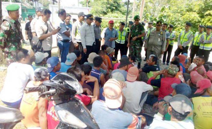 Tuntut Onggok Gratis, Warga Tajug Ponorogo Tutup Jalan ke Pabrik Tuntut Onggok Gratis, Warga Tajug Ponorogo Tutup Jalan ke Pabrik