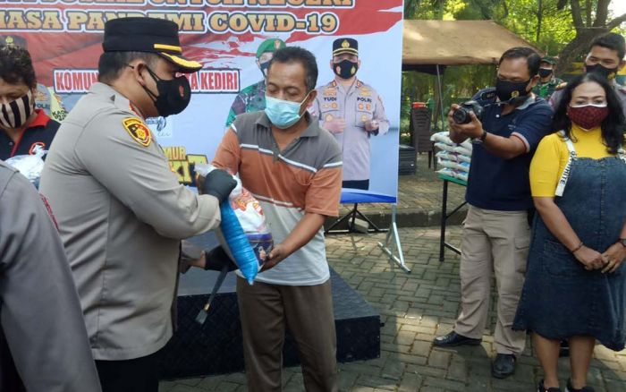 Polres Kediri Kota Distribusikan 2 Ton Beras dan 200 Paket Masker Kepada Komunitas Musik Polres Kediri Kota Distribusikan 2 Ton Beras dan 200 Paket Masker Kepada Komunitas Musik