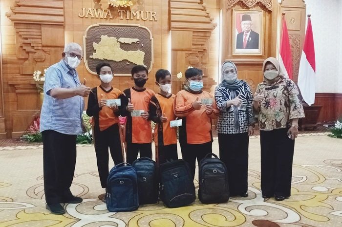 Apresiasi Rasa Cinta Anak-Anak kepada Kepala Negara, Gubernur Jatim Undang 4 Siswa SD ke Grahadi Apresiasi Rasa Cinta Anak-Anak kepada Kepala Negara, Gubernur Jatim Undang 4 Siswa SD ke Grahadi