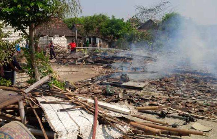 Korsleting Listrik, 8 Rumah di Widang Tuban Ludes Terbakar Korsleting Listrik, 8 Rumah di Widang Tuban Ludes Terbakar