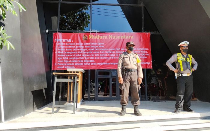 Aktivitas Holywings di Surabaya Turut Dibekukan, Papan Nama Dilepas Aktivitas Holywings di Surabaya Turut Dibekukan, Papan Nama Dilepas
