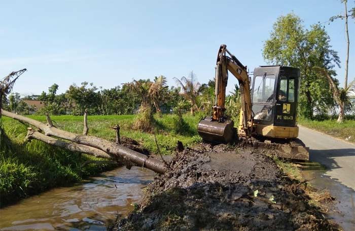 Alat Berat Tua Jadi Kendala Normalisasi Sungai Alat Berat Tua Jadi Kendala Normalisasi Sungai