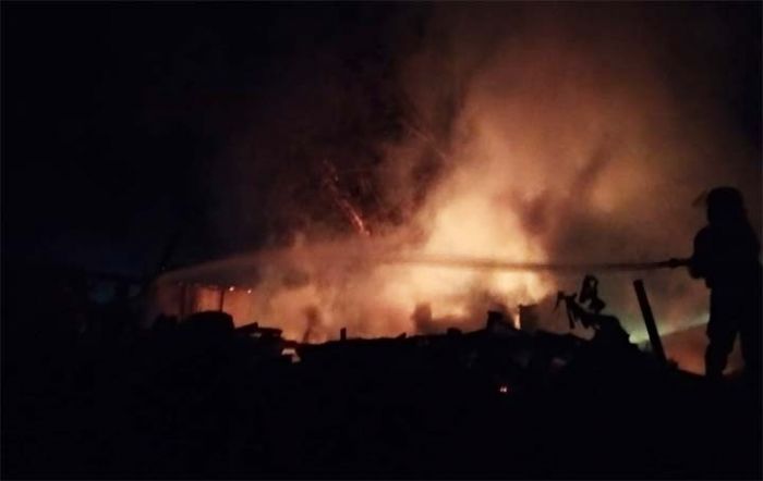 Gudang Berisi Alat Pertanian di Tuban Terbakar Gudang Berisi Alat Pertanian di Tuban Terbakar