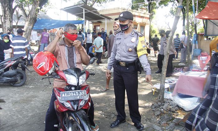 Gelar Operasi Yustisi Prokes di Pasar Legi, Polsek Ngawi Berikan Sanksi Sosial Bagi Pelanggar