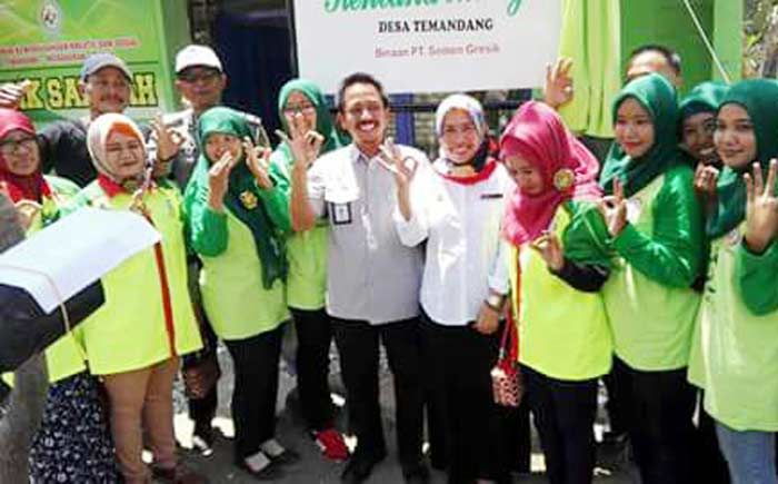 Bentuk Kepedulian Terhadap Lingkungan, PT. Semen Gresik Bentuk Bank Sampah di Temandang Bentuk Kepedulian Terhadap Lingkungan, PT. Semen Gresik Bentuk Bank Sampah di Temandang