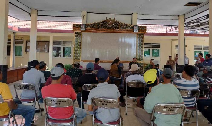 Curiga Ada Permainan Suara, Sekretariat PPK Labang Bangkalan Digeruduk Massa Curiga Ada Permainan Suara, Sekretariat PPK Labang Bangkalan Digeruduk Massa