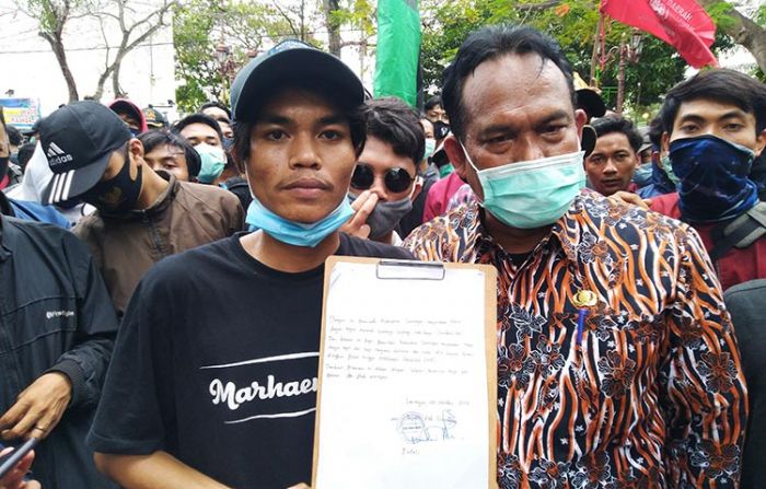 Sambil Menangis, Kepala Disnaker Lamongan Temui Massa yang Demo Menolak UU Cipta Kerja Sambil Menangis, Kepala Disnaker Lamongan Temui Massa yang Demo Menolak UU Cipta Kerja