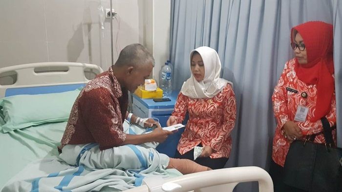 Wali Kota Mojokerto Jenguk Pasien Kurang Mampu di RS Gatoel