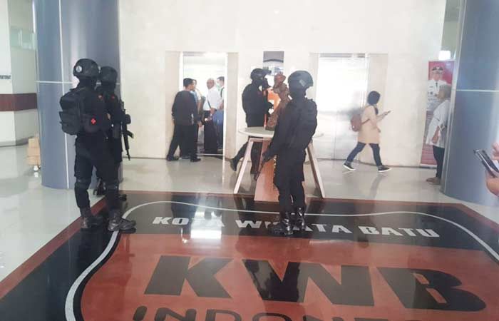 Geledah Rumdin Wali Kota Batu, Penyidik KPK Sita Mobil Alphard dan Uang USD 10 Ribu Geledah Rumdin Wali Kota Batu, Penyidik KPK Sita Mobil Alphard dan Uang USD 10 Ribu