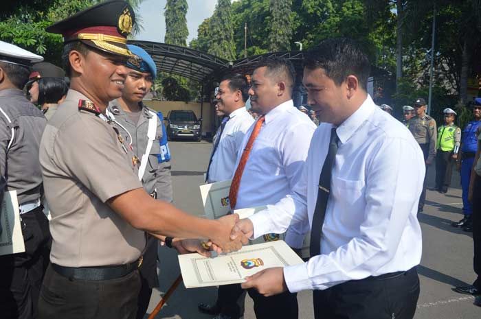 Kapolres Gresik Beri Penghargaan Ajudan Bupati dan Wabup