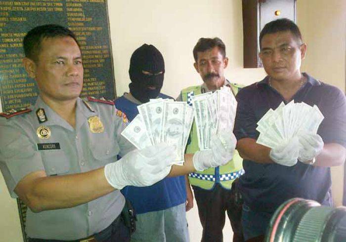 Pengedar Upal US Dollar di Surabaya Ditangkap Polisi Pengedar Upal US Dollar di Surabaya Ditangkap Polisi