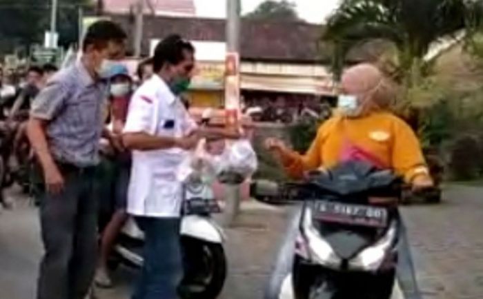 Sembari Bagi-Bagi Takjil, Relawan Gus Barra Ingatkan Pengendara Taat Prokes Sembari Bagi-Bagi Takjil, Relawan Gus Barra Ingatkan Pengendara Taat Prokes