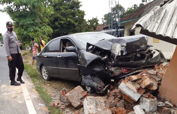 Mobil Dinas Pengadilan Negeri Trenggalek Alami Kecelakaan di Wonodadi Blitar Mobil Dinas Pengadilan Negeri Trenggalek Alami Kecelakaan di Wonodadi Blitar