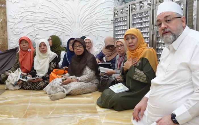 Khofifah Bersama Rombongan Khataman Manaqib Syech Abdul Qadir Al-Jailani dengan Syekh Afeefuddin Khofifah Bersama Rombongan Khataman Manaqib Syech Abdul Qadir Al-Jailani dengan Syekh Afeefuddin