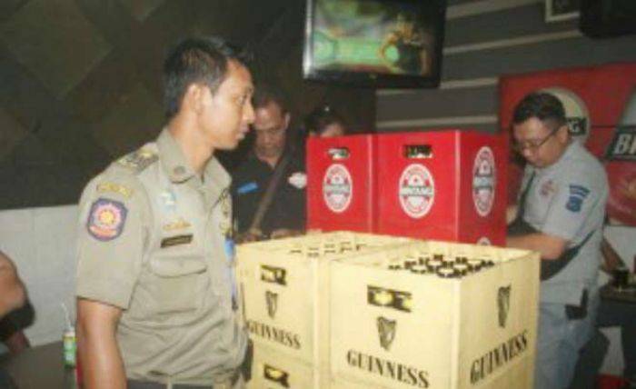 Razia Cafe di Kenjeran, Petugas Sita Ratusan Botol Miras tak Berizin Razia Cafe di Kenjeran, Petugas Sita Ratusan Botol Miras tak Berizin