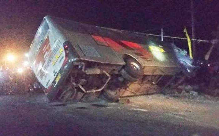 Sopir Ugal-ugalan, Bus Eka Terguling di Nganjuk, Dua Pengendara Motor Tewas Sopir Ugal-ugalan, Bus Eka Terguling di Nganjuk, Dua Pengendara Motor Tewas