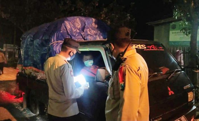 Penyekatan di Raya Ambat Pamekasan, Petugas Gabungan Cegat Pengendara yang Terindikasi Mudik Penyekatan di Raya Ambat Pamekasan, Petugas Gabungan Cegat Pengendara yang Terindikasi Mudik