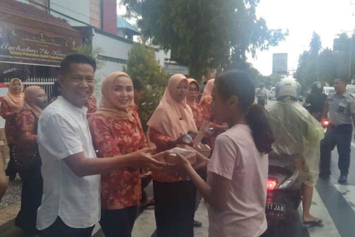 Jelang Buka Puasa, Dharma Wanita dan Pegawai Lapas Ngawi Bagikan Bingkisan Takjil