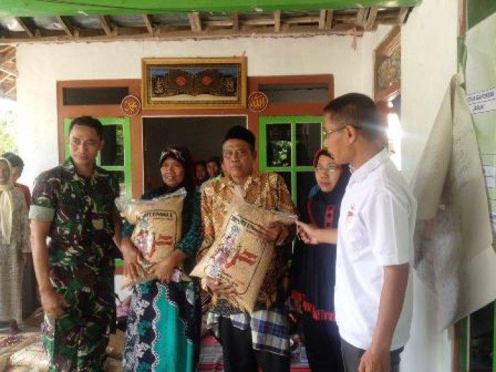 Babinsa Koramil Bangkalan Kawal Distribusi Bibit-Pupuk untuk Petani Babinsa Koramil Bangkalan Kawal Distribusi Bibit-Pupuk untuk Petani