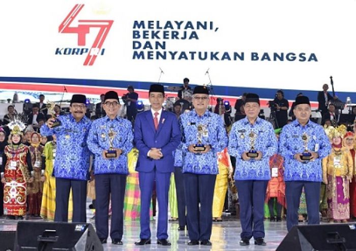 Pakde Karwo Raih Penghargaan Penasihat ASN Terbaik Indonesia Pakde Karwo Raih Penghargaan Penasihat ASN Terbaik Indonesia