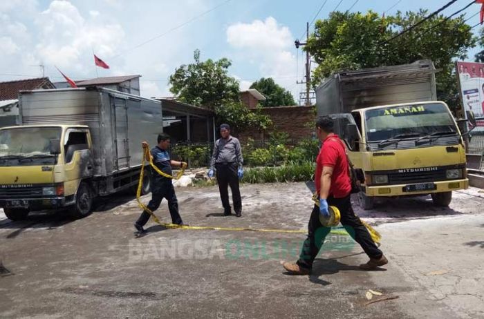 Dua Truk Box di Wonoayu Sidoarjo Terbakar Secara Misterius Dua Truk Box di Wonoayu Sidoarjo Terbakar Secara Misterius