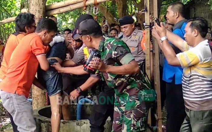 Mayat yang Ditemukan di Dalam Sumur Tua di Pamekasan, Ada Indikasi Bunuh Diri Mayat yang Ditemukan di Dalam Sumur Tua di Pamekasan, Ada Indikasi Bunuh Diri