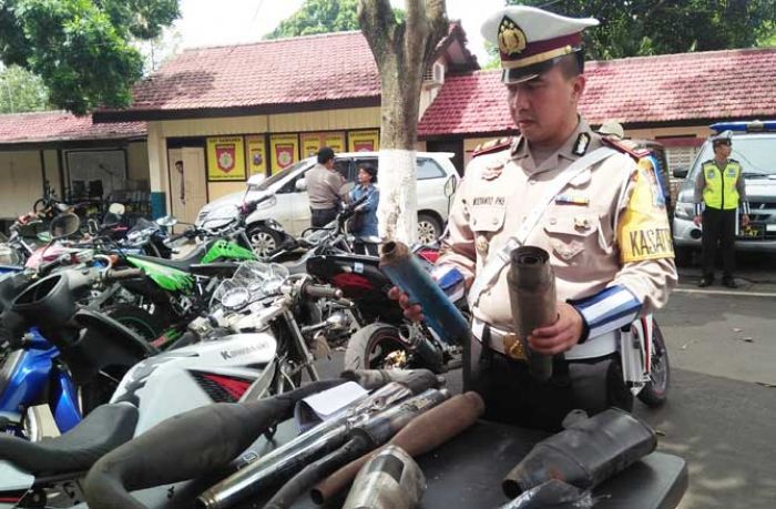 Berknalpot Brong, 24 Pemotor di Kota Blitar Ditilang Polisi Berknalpot Brong, 24 Pemotor di Kota Blitar Ditilang Polisi