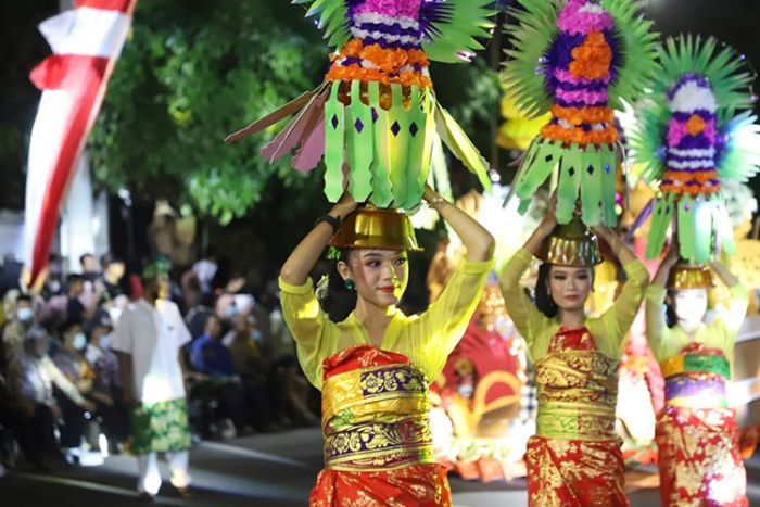 Meski Diguyur Hujan, Parade Seni Tuban Specta Night Carnival Pukau Ribuan Penonton Meski Diguyur Hujan, Parade Seni Tuban Specta Night Carnival Pukau Ribuan Penonton