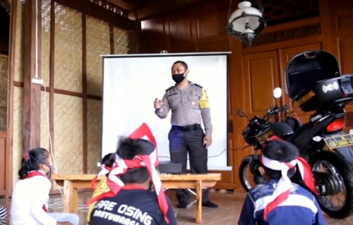 Bantu Pembelajaran Daring, Polresta Banyuwangi Sediakan Wifi Keliling Gratis Bagi Pelajar Bantu Pembelajaran Daring, Polresta Banyuwangi Sediakan Wifi Keliling Gratis Bagi Pelajar