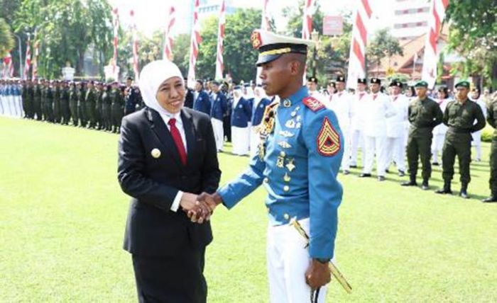 ​Jadi Inspektur Upacara Sumpah Pemuda, Khofifah Jabat Tangan Komandan Upacara Asal Jayapura