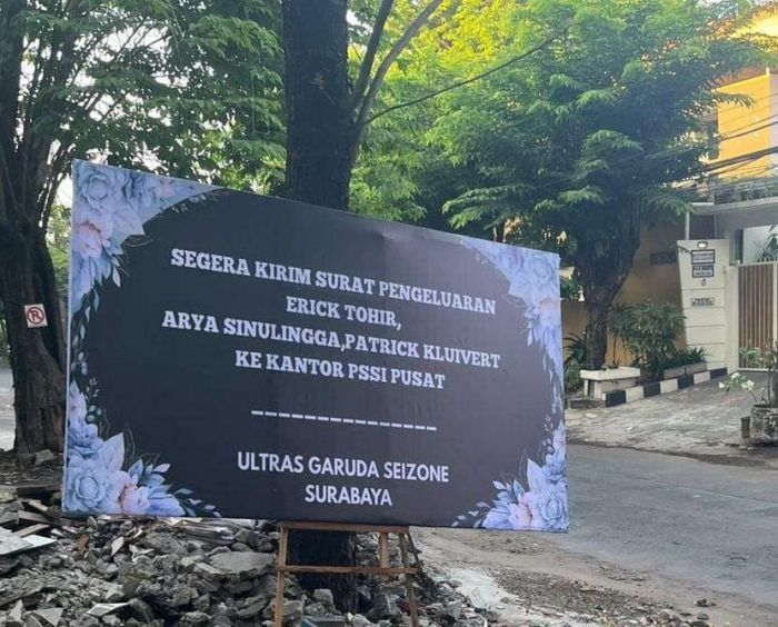 Buntut Kekecewaan, PSSI Jatim Terima Karangan Bunga agar Erick Thohir hingga Kluivert Dipecat Buntut Kekecewaan, PSSI Jatim Terima Karangan Bunga agar Erick Thohir hingga Kluivert Dipecat