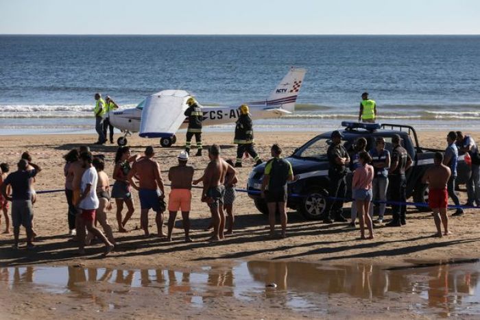 Pesawat Mendarat Darurat di Pantai Padat Pengunjung, Dua Orang Tewas Pesawat Mendarat Darurat di Pantai Padat Pengunjung, Dua Orang Tewas