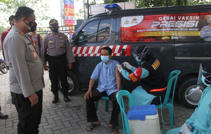 Keliling Desa dengan Mobil Astuti, Polres Bojonegoro Beri Vaksin Gratis