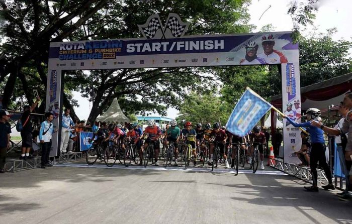 Ratusan Pembalap Sepeda Meriahkan Kota Kediri Criterium Challenge 2022