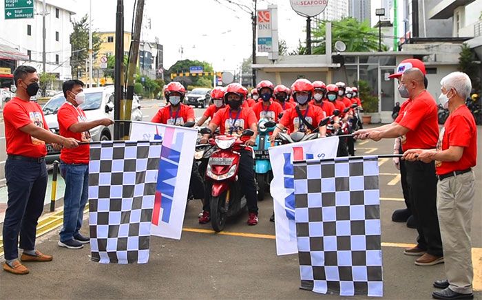 Gandeng Ario Anindito, JNE Kenalkan Seragam Baru Kurir