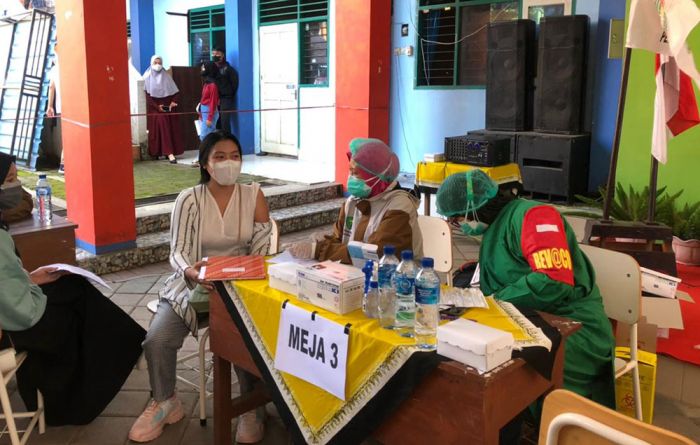 Polresta Banyuwangi Gandeng Poliwangi dan SMK Giri Laksanakan Vaksin Presisi Goes To Campus Polresta Banyuwangi Gandeng Poliwangi dan SMK Giri Laksanakan Vaksin Presisi Goes To Campus