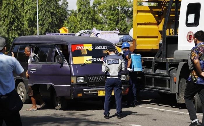 Puluhan MPU Disemprot Disinfektan untuk Cegah Penyebaran Corona