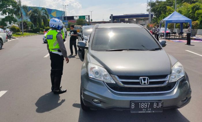 Masuk Sidoarjo, Puluhan Kendaraan Pemudik Disuruh Putar Balik Masuk Sidoarjo, Puluhan Kendaraan Pemudik Disuruh Putar Balik